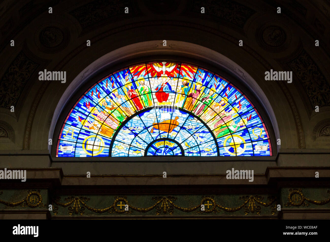 Vitrail coloré ornant le transept de la basilique à Eger, Hongrie représentant l'arrivée de l'Esprit Saint Banque D'Images