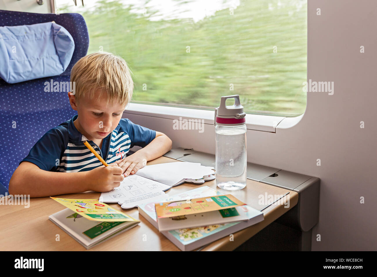 Garçon, 6 ans, au cours de dessin de train, Allemagne, 01.08.2019. Banque D'Images