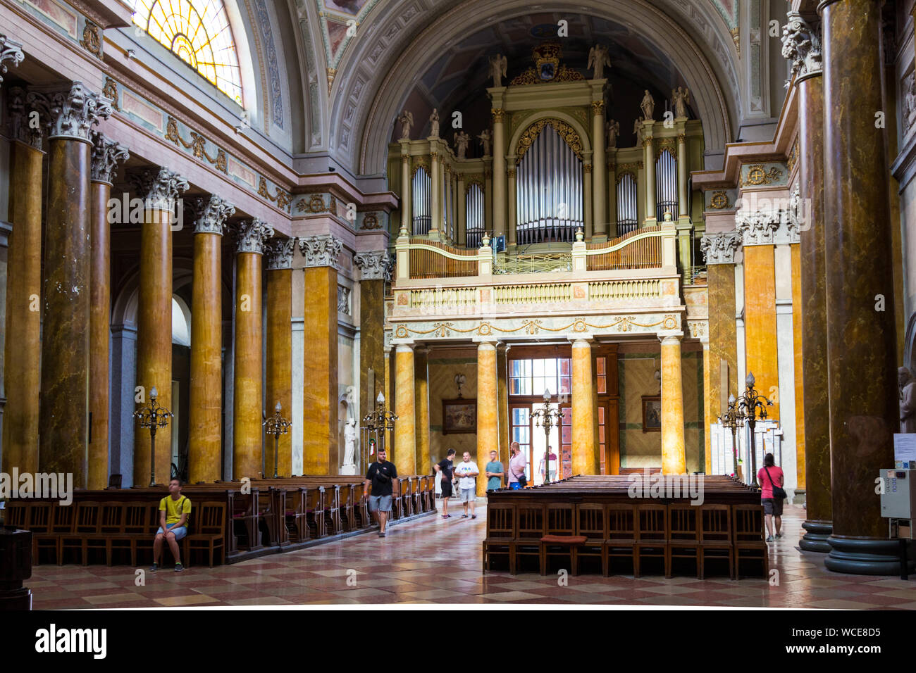 Entrée et le célèbre orgue (le plus grand de Hongrie avec 104 arrêts) de la basilique d'Eger, Hongrie Banque D'Images