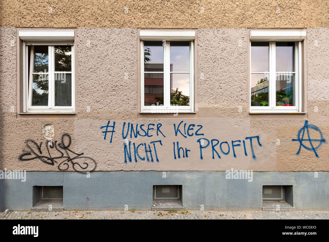 Slogan de protestation sur un ancien bâtiment résidentiel contre les investisseurs en immobilier à Berlin Prenzlauer Berg, Allemagne. Banque D'Images