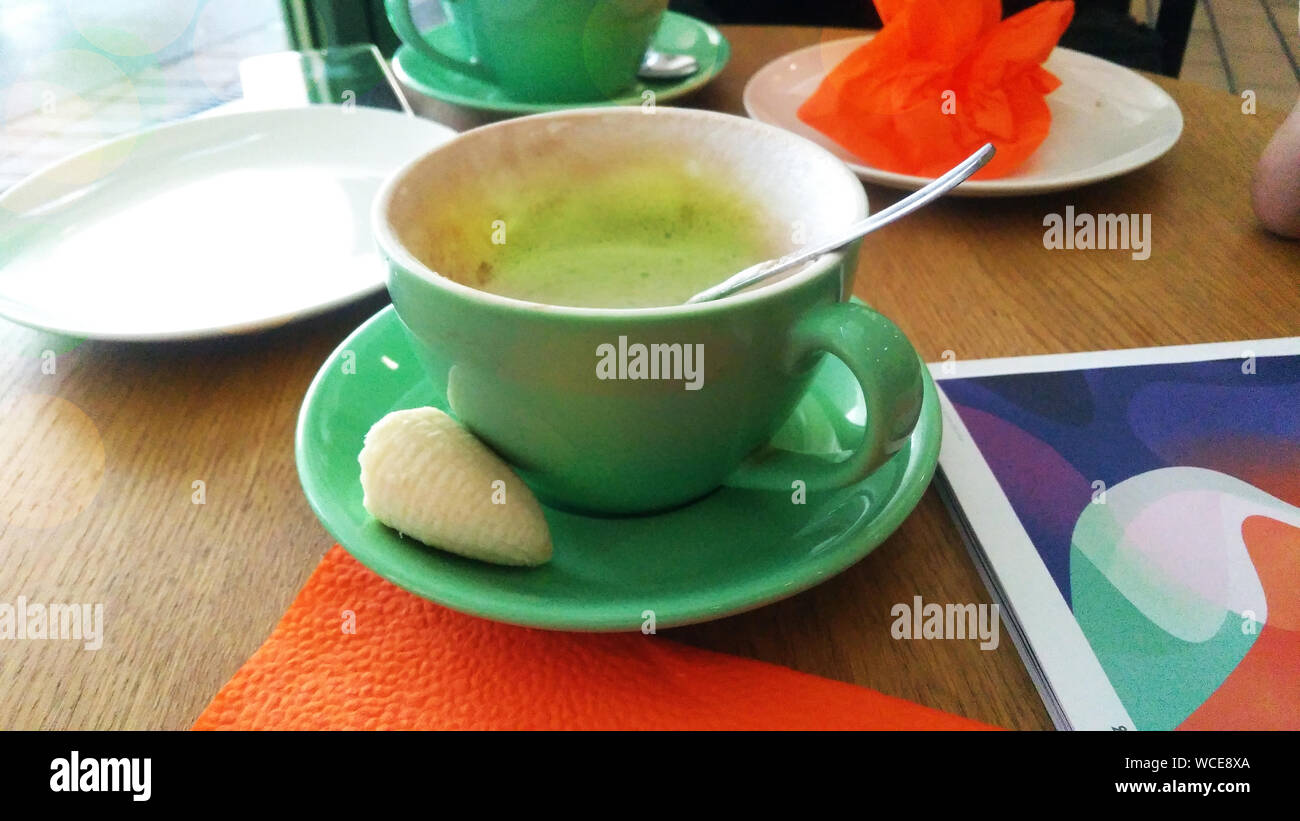 Thé Matcha dans bol vert avec orange serviette Banque D'Images
