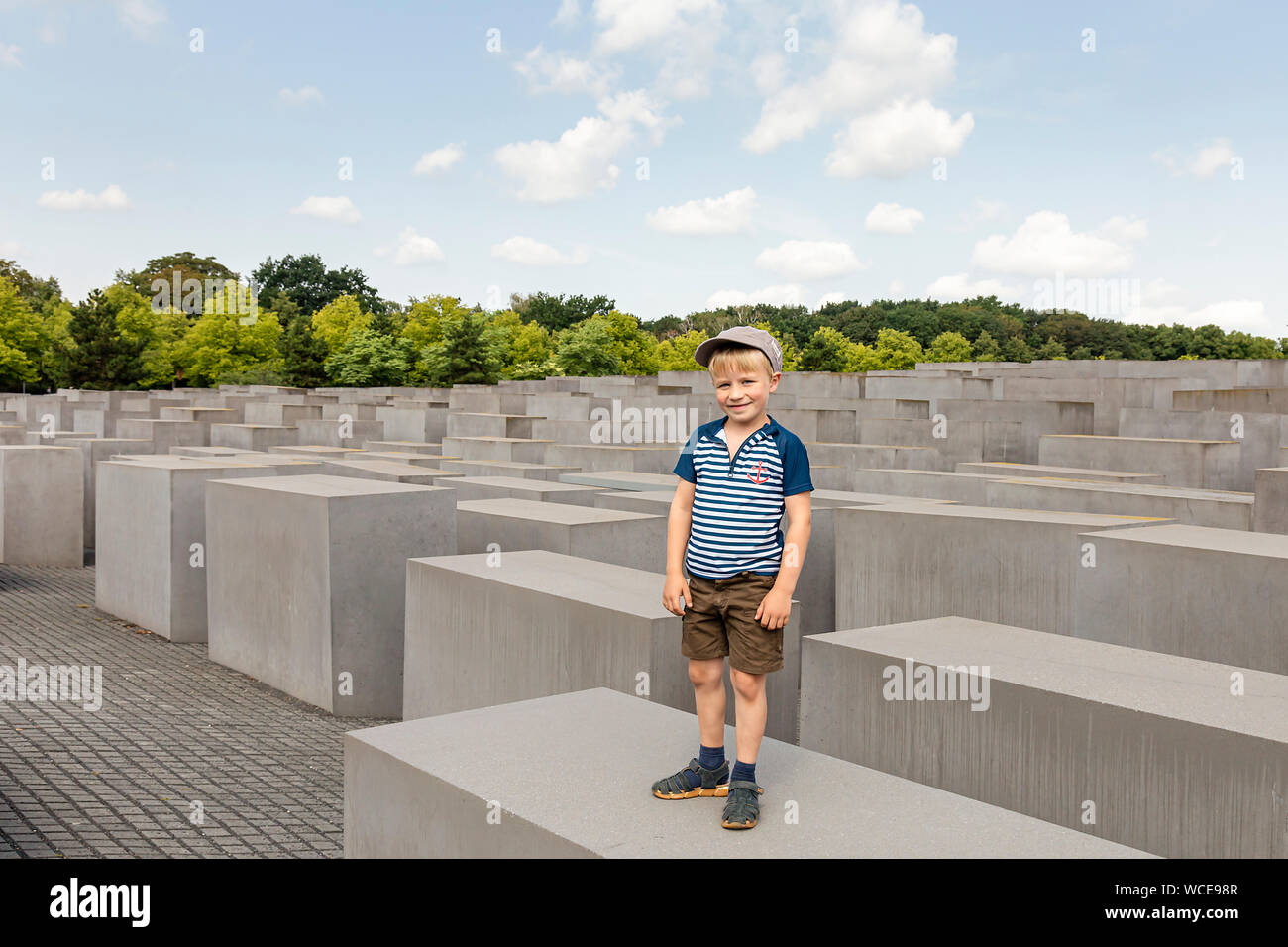 Garçon, 6 ans, en visitant le Mémorial de l'holocauste pour le tué des juifs de l'Europe au cours de la National-socialisme, Berlin, GERMNY. Banque D'Images