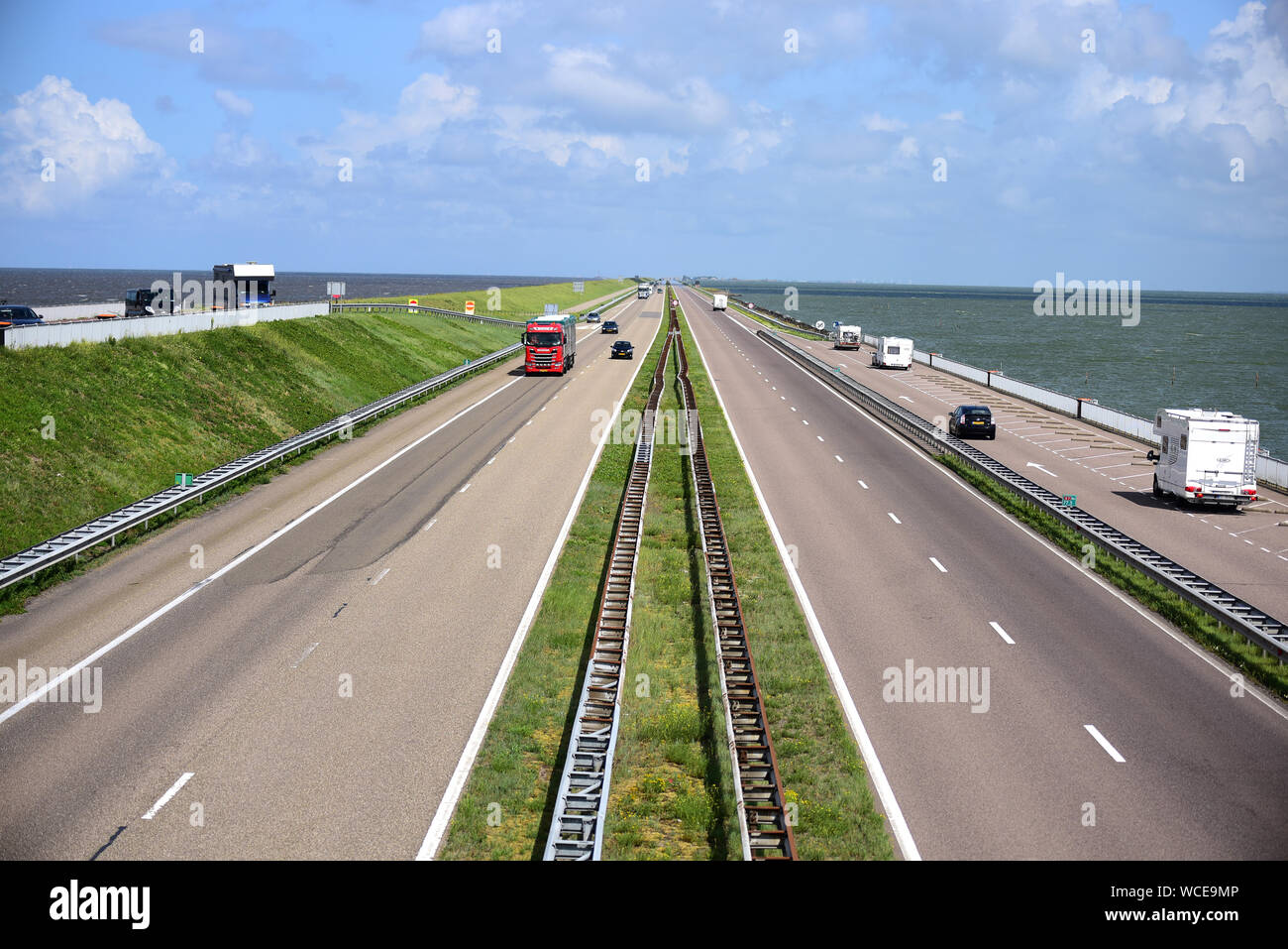 Vue sur l'autoroute A7 à partir de pont à Breezanddijk. Pays-bas Banque D'Images