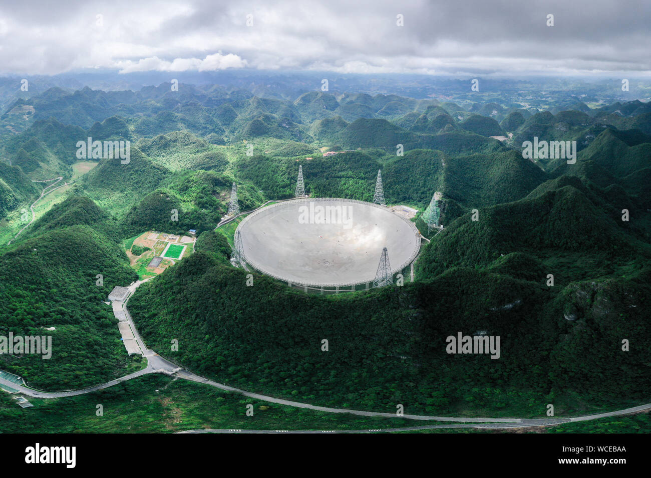Pingtang. Août 27, 2019. Photo aérienne prise le 27 août 2019 La Chine montre cinq cent mètre d'ouverture radiotélescope sphérique (rapide), dans le sud-ouest de la Chine dans la province du Guizhou. La Chine est rapide, le plus grand radiotélescope plat unique, vous accueillera le troisième anniversaire de l'opération qui a commencé en septembre 2016. Credit : Ou Dongqu/Xinhua/Alamy Live News Banque D'Images