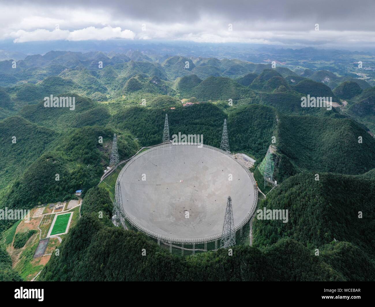 Pingtang. Août 27, 2019. Photo aérienne prise le 27 août 2019 La Chine montre cinq cent mètre d'ouverture radiotélescope sphérique (rapide), dans le sud-ouest de la Chine dans la province du Guizhou. La Chine est rapide, le plus grand radiotélescope plat unique, vous accueillera le troisième anniversaire de l'opération qui a commencé en septembre 2016. Credit : Ou Dongqu/Xinhua/Alamy Live News Banque D'Images