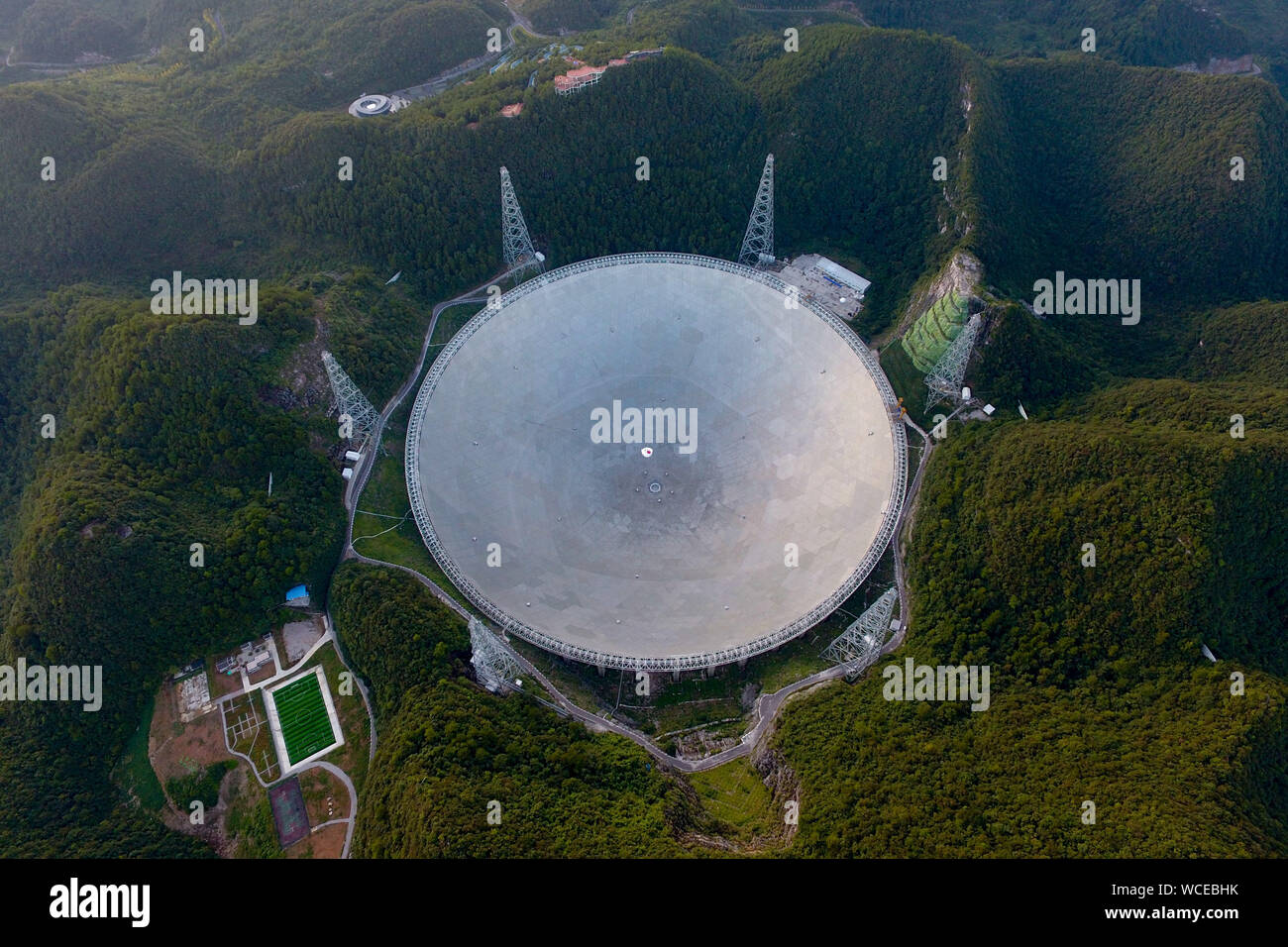 Pingtang. Août 27, 2019. Photo aérienne prise le 27 août 2019 La Chine montre cinq cent mètre d'ouverture radiotélescope sphérique (rapide), dans le sud-ouest de la Chine dans la province du Guizhou. La Chine est rapide, le plus grand radiotélescope plat unique, vous accueillera le troisième anniversaire de l'opération qui a commencé en septembre 2016. Credit : Ou Dongqu/Xinhua/Alamy Live News Banque D'Images