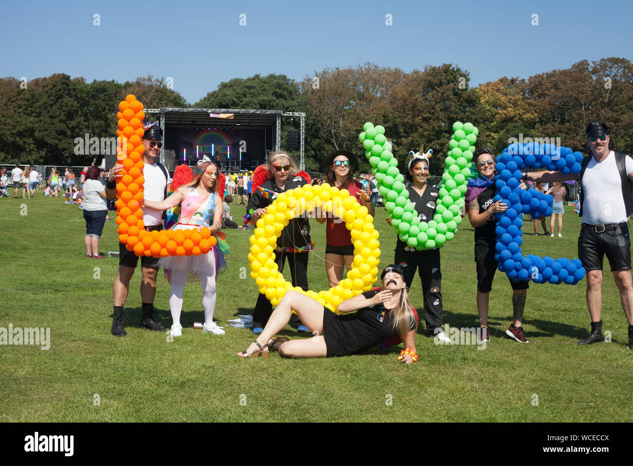 Les jeunes gens aux lettres faites de ballons à l'amour de l'orthographe au cours de ovale, fierté Hastings Sussex, UK Banque D'Images