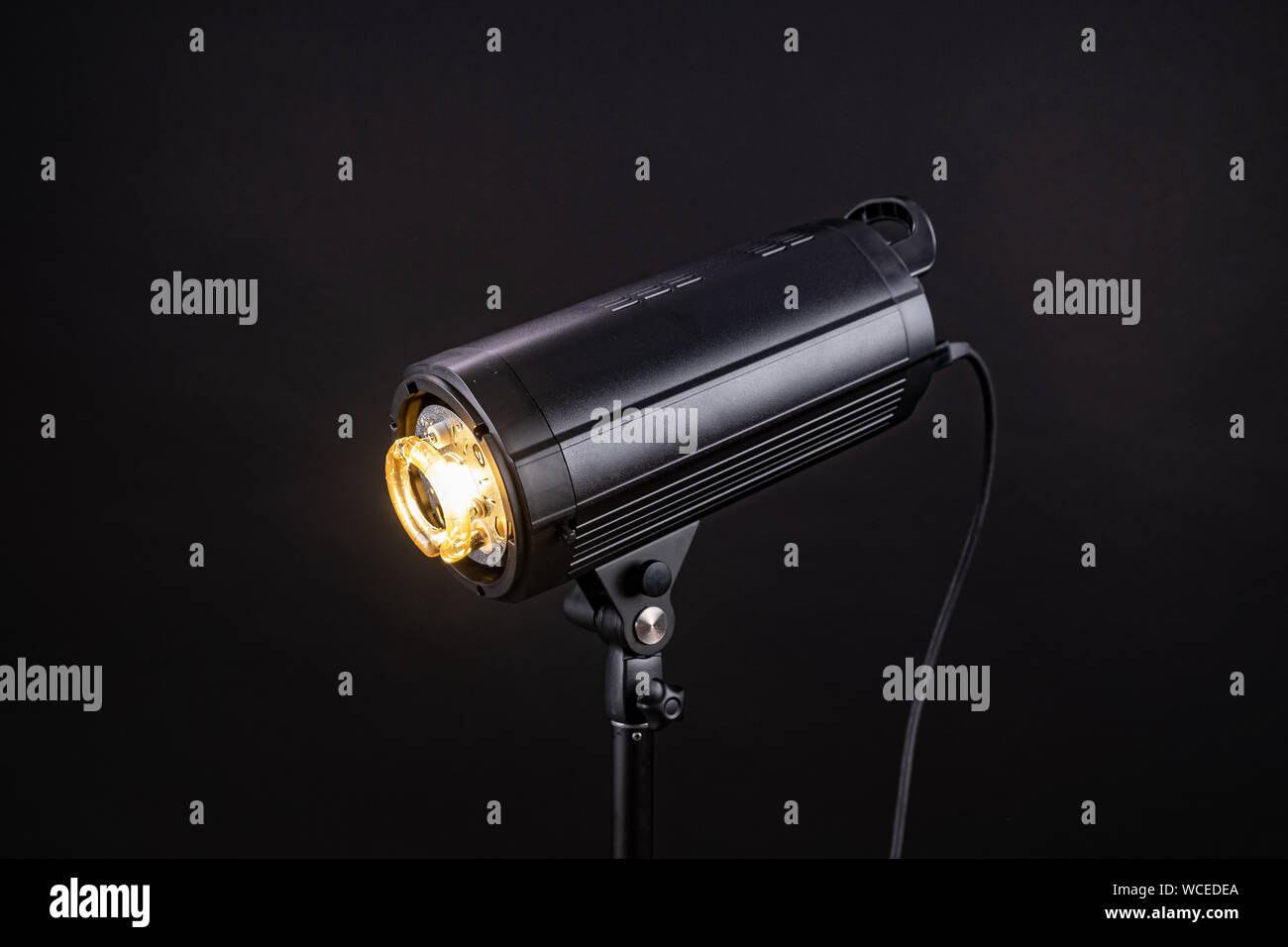 Chef de studio lampe flash lampe lumière. Vue latérale de l'éclairage photographie de studio professionnel close up sur fond noir lampe anneau. Banque D'Images