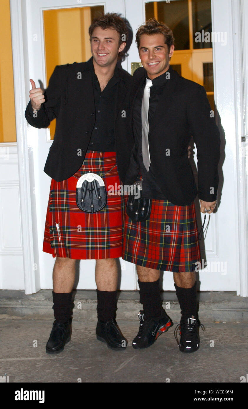 En photo aujourd'hui ( MARDI 12/3/02 ) sont Daniel McPherson, star de soap australien voisins et Jonathan Wilkes comme ils quittent Robbie Williams' s appartement à porter le kilt pour la première nuit de Sinik au Festival de Théâtre des villes dans lesquelles ils star. Banque D'Images