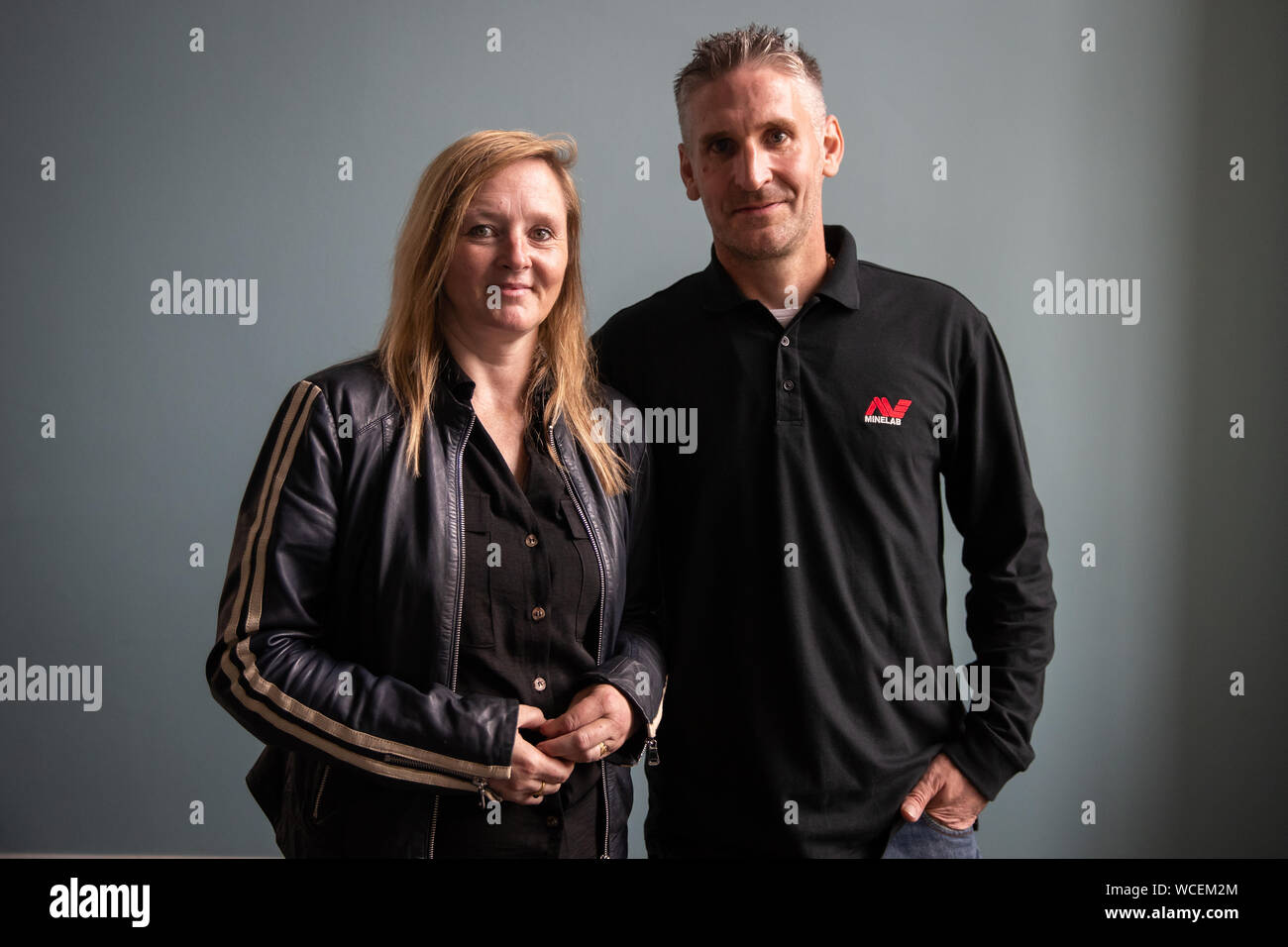 Lisa Grace et Adam agrafes, deux d'un groupe d'utilisateurs de détecteurs de métaux, qui a trouvé le Chew Valley Hoard près de Somerset. Pièces de monnaie de l'amasse ont été dévoilé à la presse au British Museum et d'apporter un éclairage nouveau sur la période post-conquête et l'impact de l'invasion normande de l'Angleterre. Banque D'Images