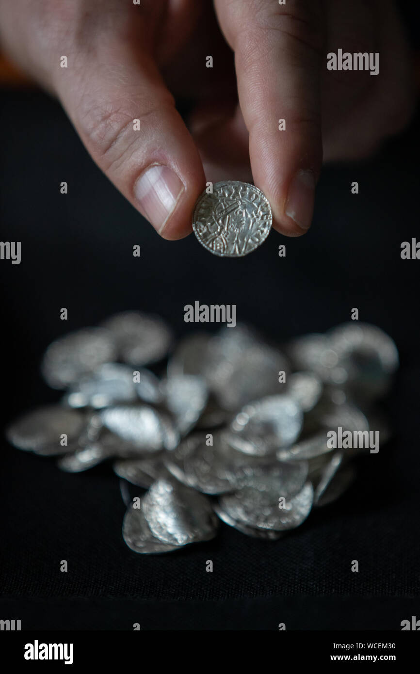 Un exemple rare d'une mule, d'une pièce de monnaie de l'époque de Édouard le Confesseur (1042-66) a dévoilé à la presse au British Museum. La médaille, c'est de la vallée de l'amasse, mâcher un grand trésor découvert récemment par des utilisateurs de détecteurs de métaux dans la région de Somerset, et apporte un éclairage nouveau sur la période post-conquête et l'impact de l'invasion normande de l'Angleterre. Banque D'Images