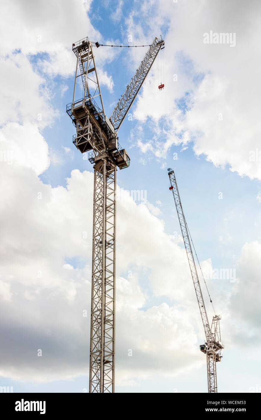 Deux grues à tour contre le ciel, Nottingham, England, UK Banque D'Images