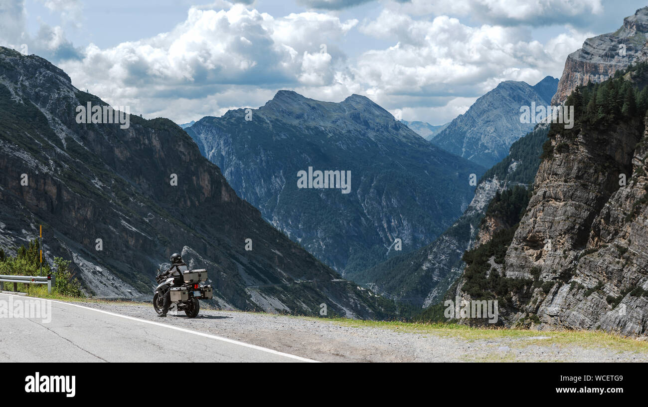 Le motard s'est arrêté sur le côté de la route. Dans le contexte de la montagne, les Alpes italiennes. Banque D'Images