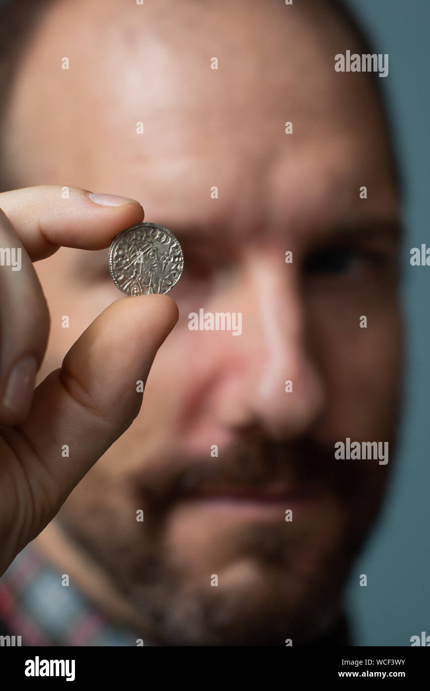 Ian Richardson, trésor d'enregistrement au British Museum la tenue d'un rare exemple d'une mule, d'une pièce de monnaie de l'époque de Édouard le Confesseur (1042-66). La médaille, c'est de la vallée de l'amasse, mâcher un grand trésor découvert récemment par des utilisateurs de détecteurs de métaux dans la région de Somerset, et apporte un éclairage nouveau sur la période post-conquête et l'impact de l'invasion normande de l'Angleterre. Banque D'Images