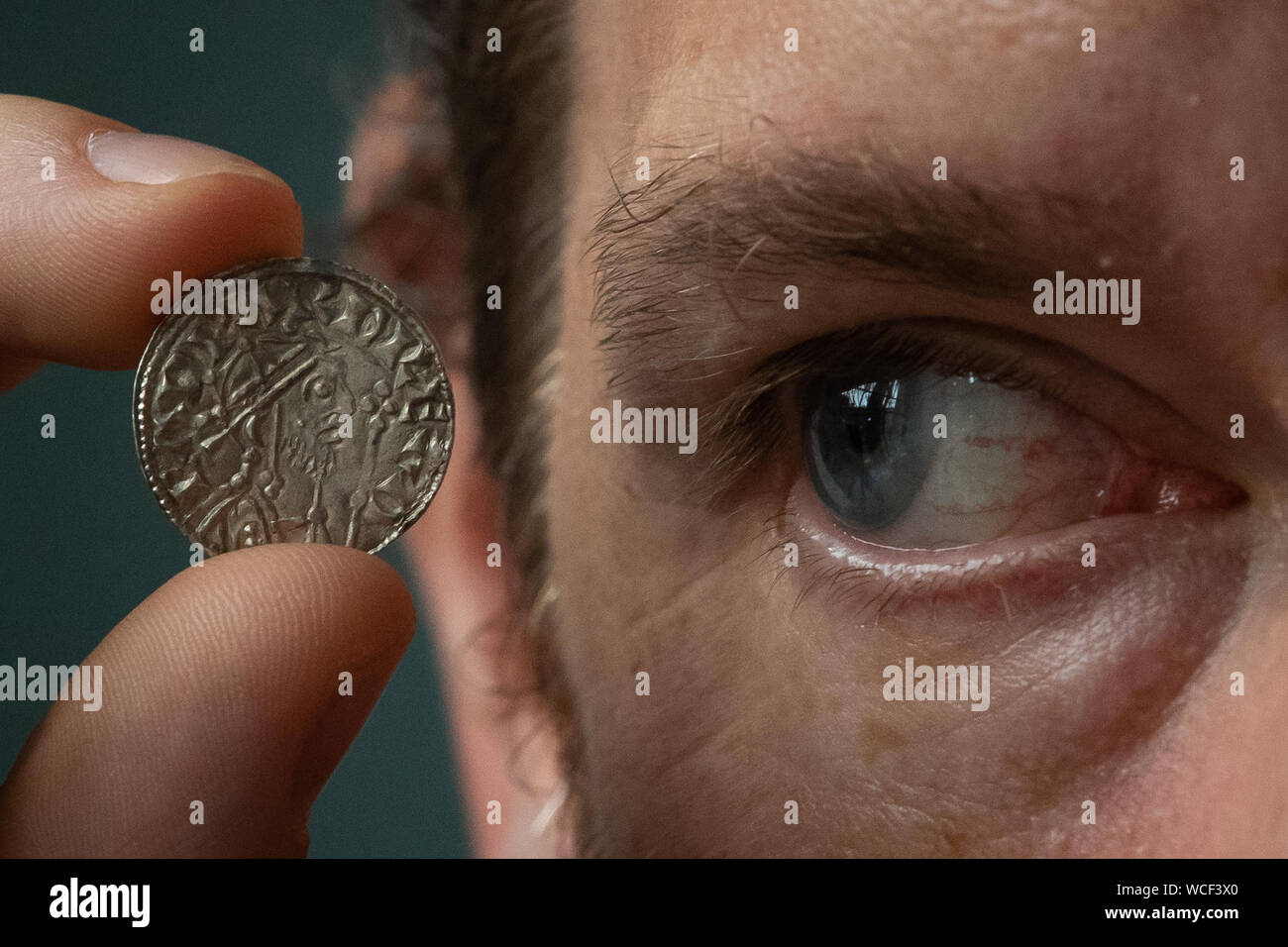 Ian Richardson, trésor d'enregistrement au British Museum la tenue d'un rare exemple d'une mule, d'une pièce de monnaie de l'époque de Édouard le Confesseur (1042-66). La médaille, c'est de la vallée de l'amasse, mâcher un grand trésor découvert récemment par des utilisateurs de détecteurs de métaux dans la région de Somerset, et apporte un éclairage nouveau sur la période post-conquête et l'impact de l'invasion normande de l'Angleterre. Banque D'Images