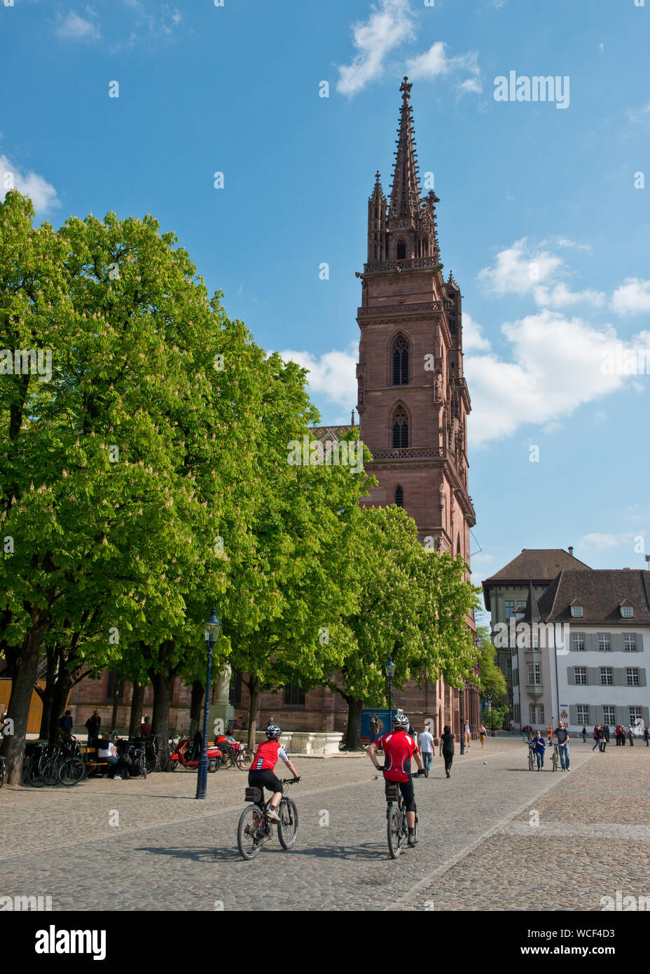 Les gens à vélo près de la cathédrale de Bâle, Bâle, Swizxterland. Banque D'Images