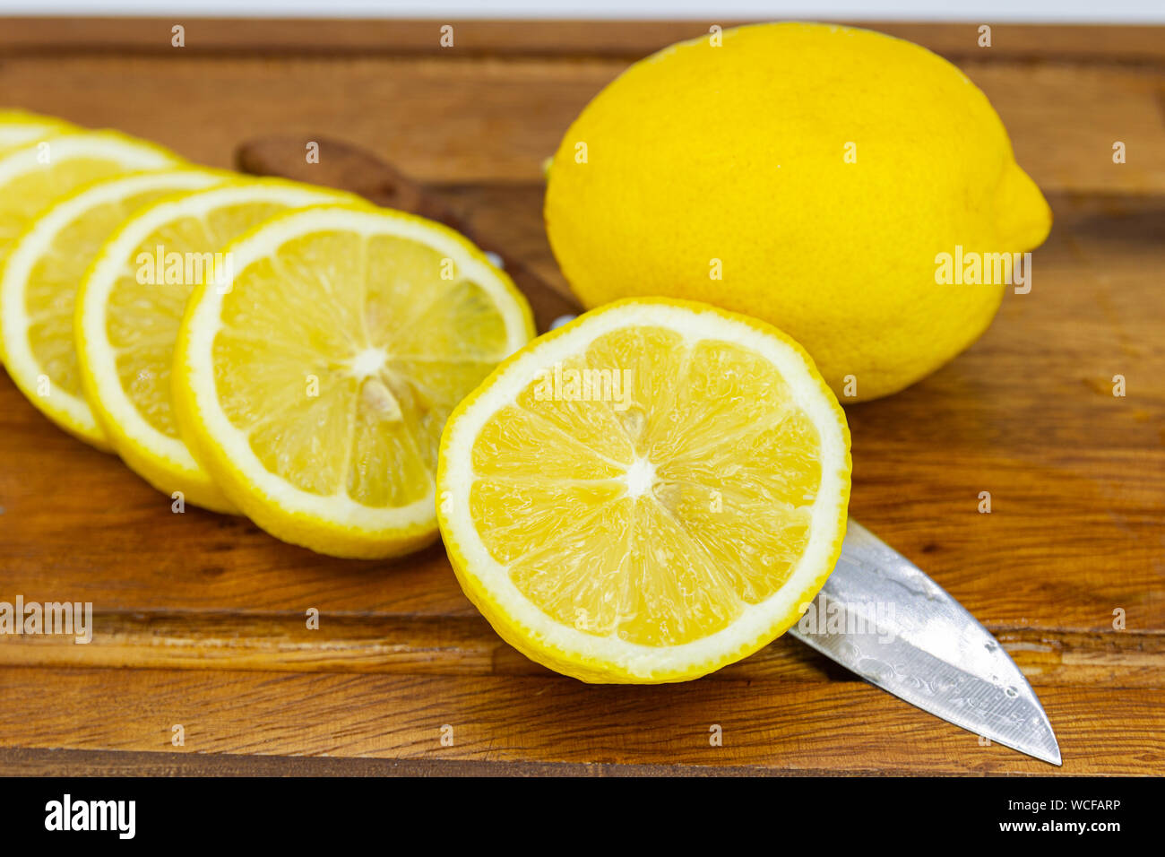 Fruits frais citron jaune avec demi-coupe sur le bois pour les jours chauds d'été et bon pour la santé Banque D'Images
