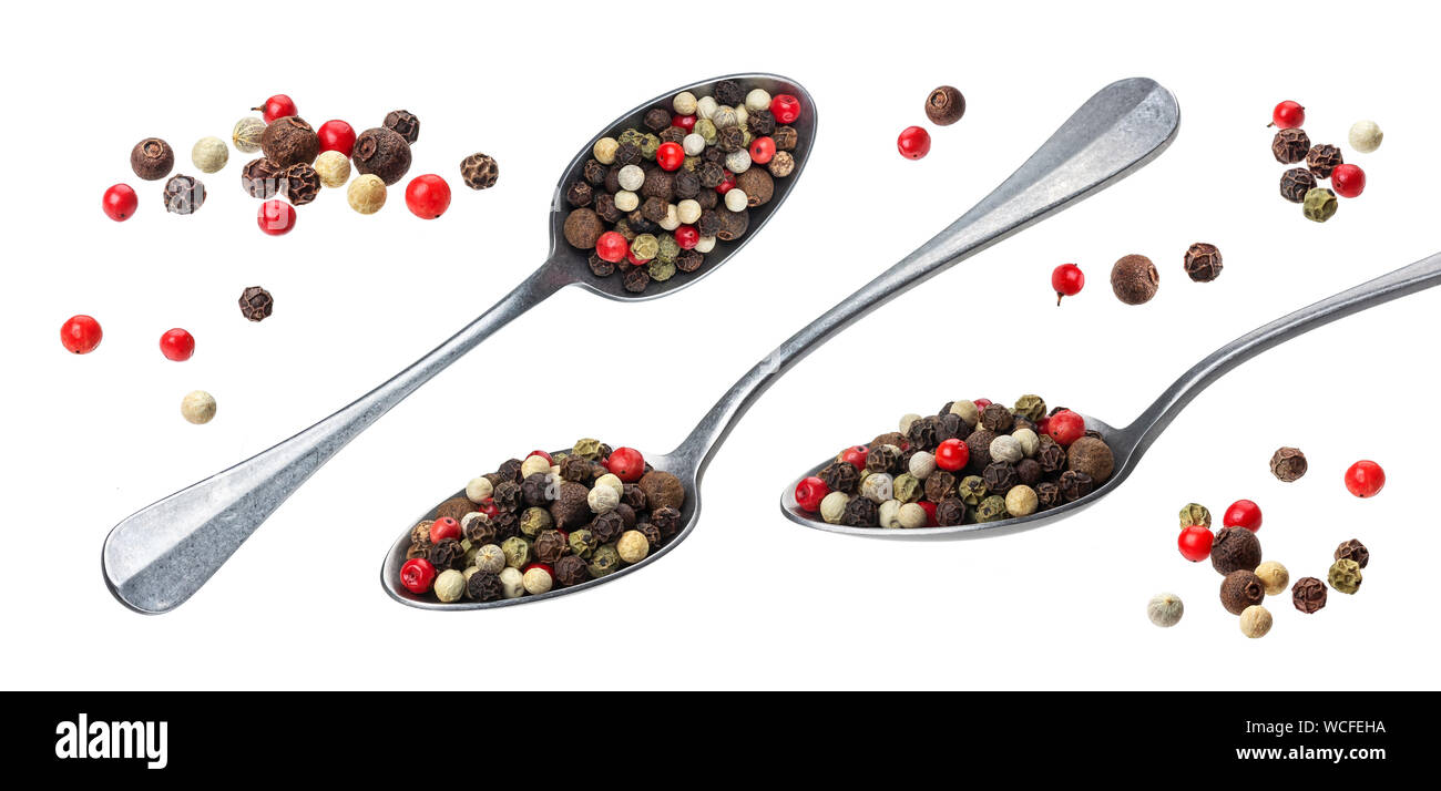 Mélanger le poivre. Poivre différentes dans spoon isolé sur fond blanc Banque D'Images