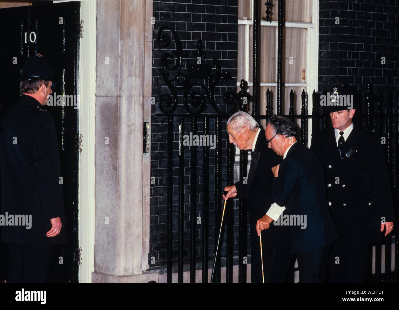 Harold MacMillan l'ancien premier ministre conservateur entre dans 10 Downing Street, à l'occasion du 250e anniversaire de No10 Downing Street. Banque D'Images