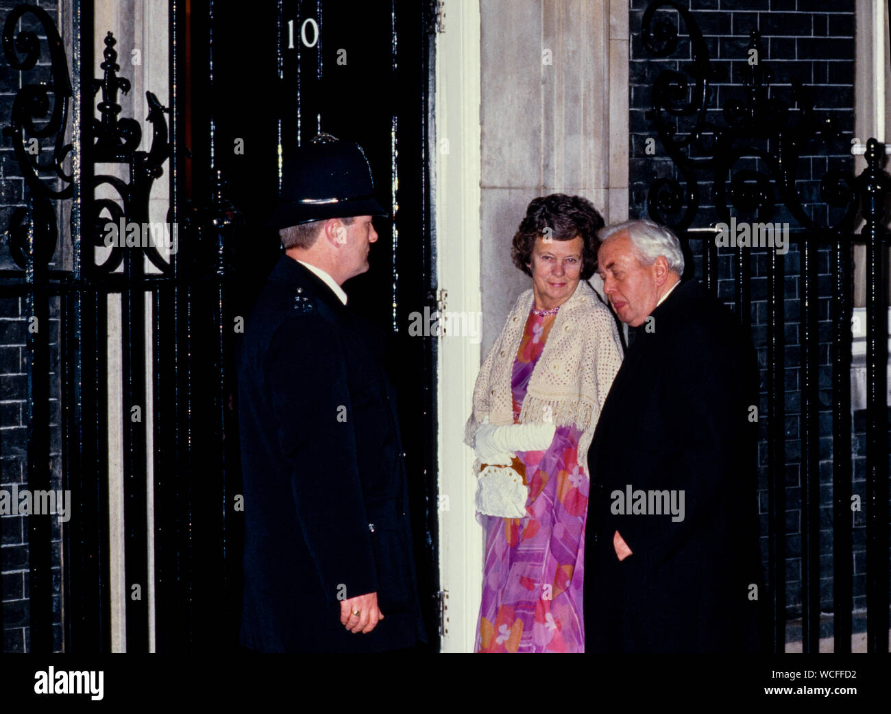 Harold Wilson avec son épouse, Mary Wilson, ancien Premier Ministre du travail entre 10 Downing Street, à l'occasion du 250e anniversaire de No10 Downing Street. Banque D'Images
