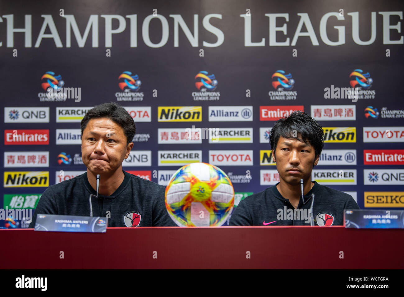 L'entraîneur-chef Rendez Oiwa, gauche, et Sho Ito de Kashima Antlers du Japon C.F. assister à une conférence de presse avant le match quart de finale contre la Chine Guangzhou Evergrande Taobao C.F. durant la Ligue des Champions de l'AFC 2019 dans la ville de Guangzhou, province du Guangdong en Chine du sud, le 27 août 2019. Banque D'Images