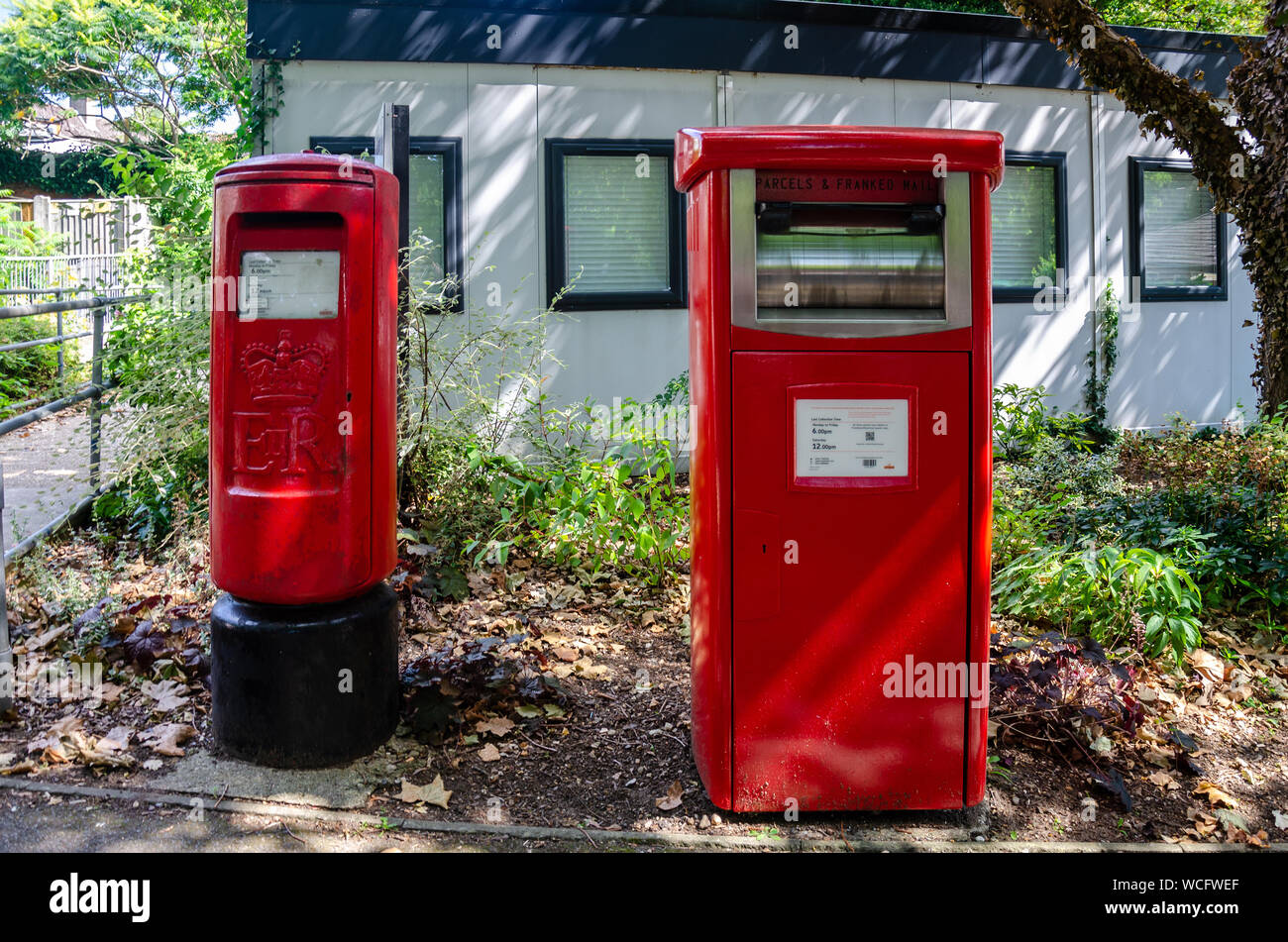 Royal Mail mail boxes dans Tywford, Berkshire, Royaume-Uni. L'un est pour les lettres et l'autre est pour le pré-payé de colis et de paquets. Banque D'Images