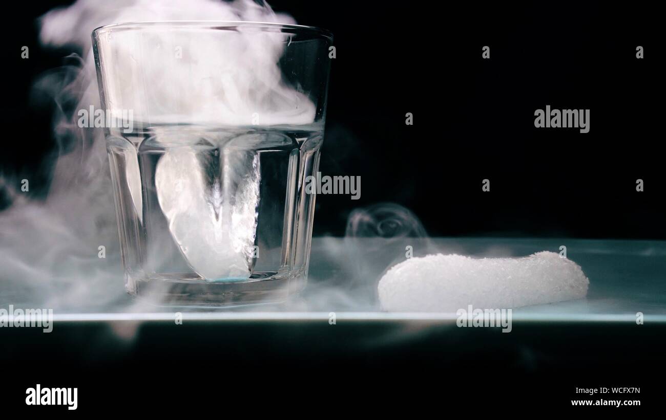 Close-up de glace sèche en verre à boire et de Table Banque D'Images