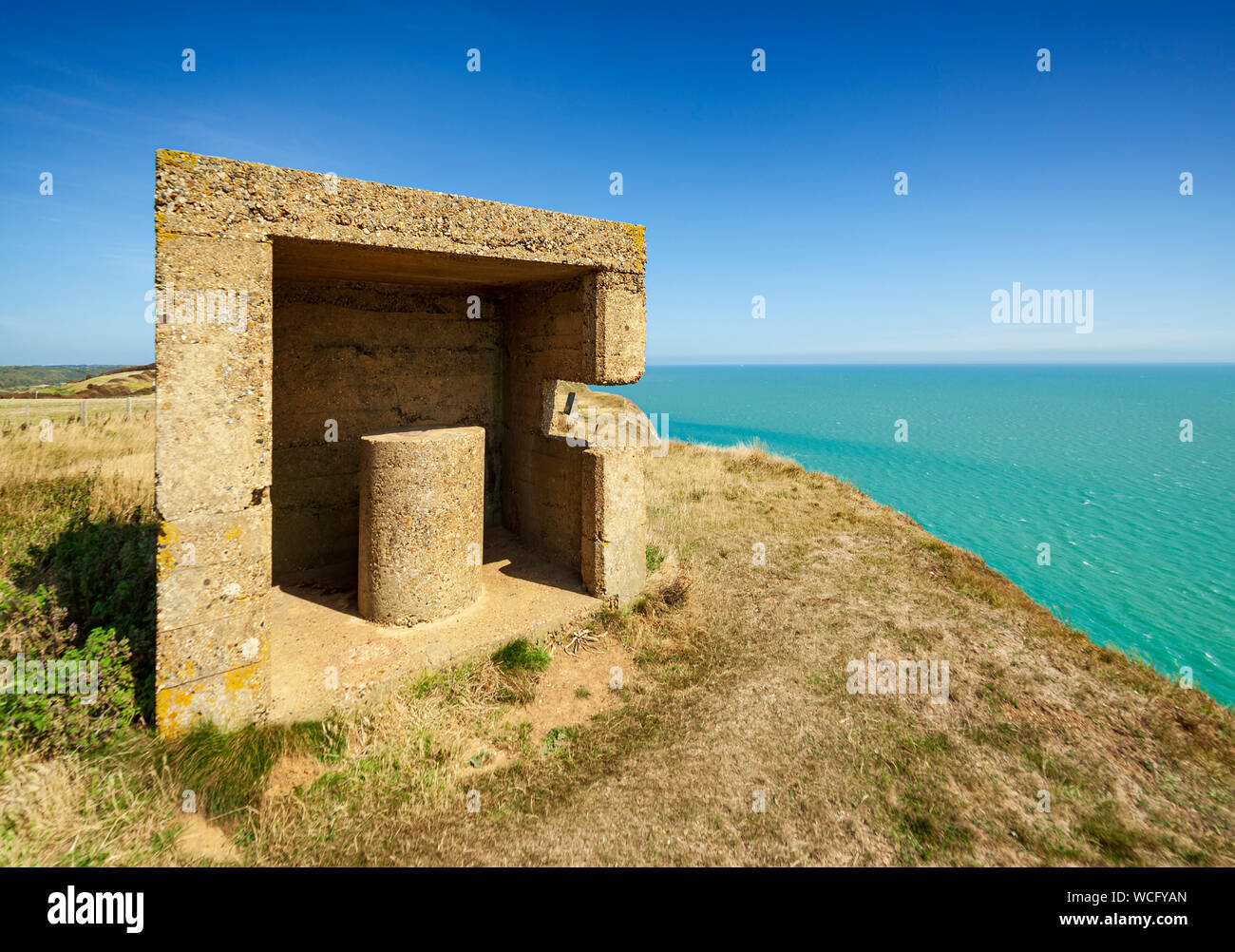 Structure en béton Abbés Falaise, Folkestone, Kent, Angleterre, Royaume-Uni. Probablement une guerre mondiale deux embrasure, ou poste de guet. Banque D'Images