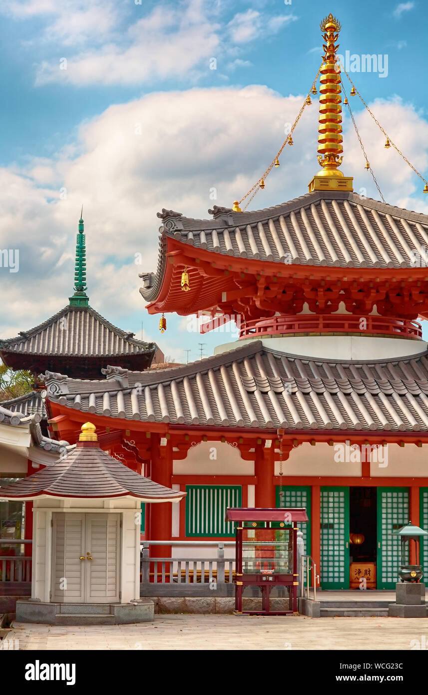 Temple bouddhiste sous ciel bleu et nuages à Nagoya, Japon Banque D'Images