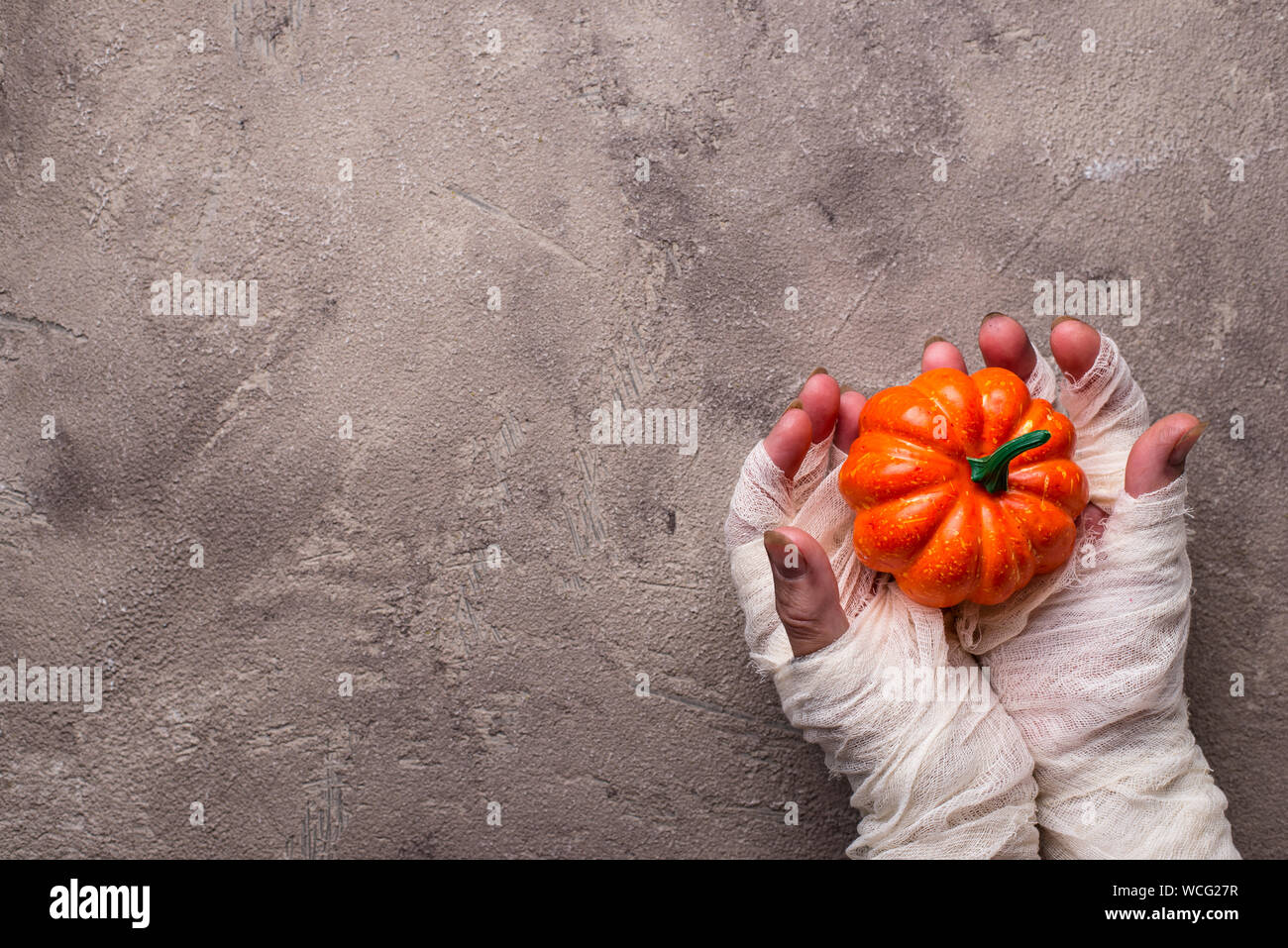 Fond d'halloween avec la main de maman Banque D'Images