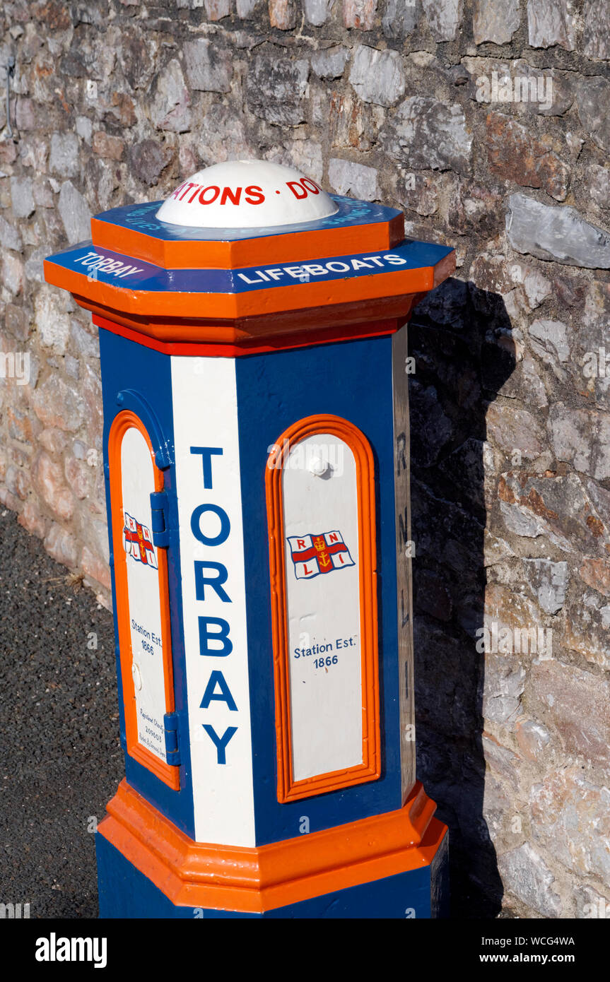 Boîte de don Torbay RNLI, Brixham, Devon. Banque D'Images