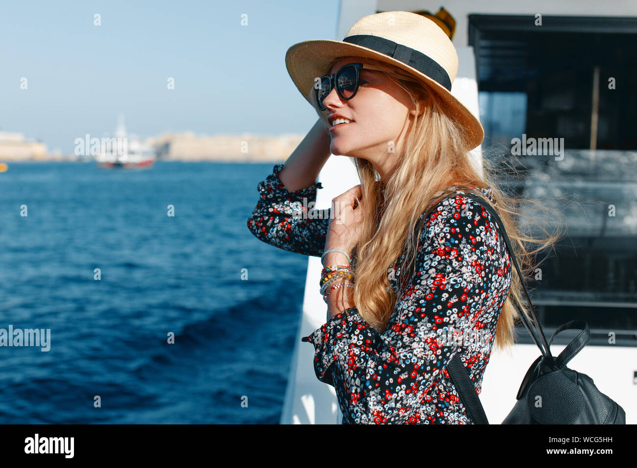 Happy blonde femme méditerranéenne émerveillé par le panorama on cruise ship Banque D'Images