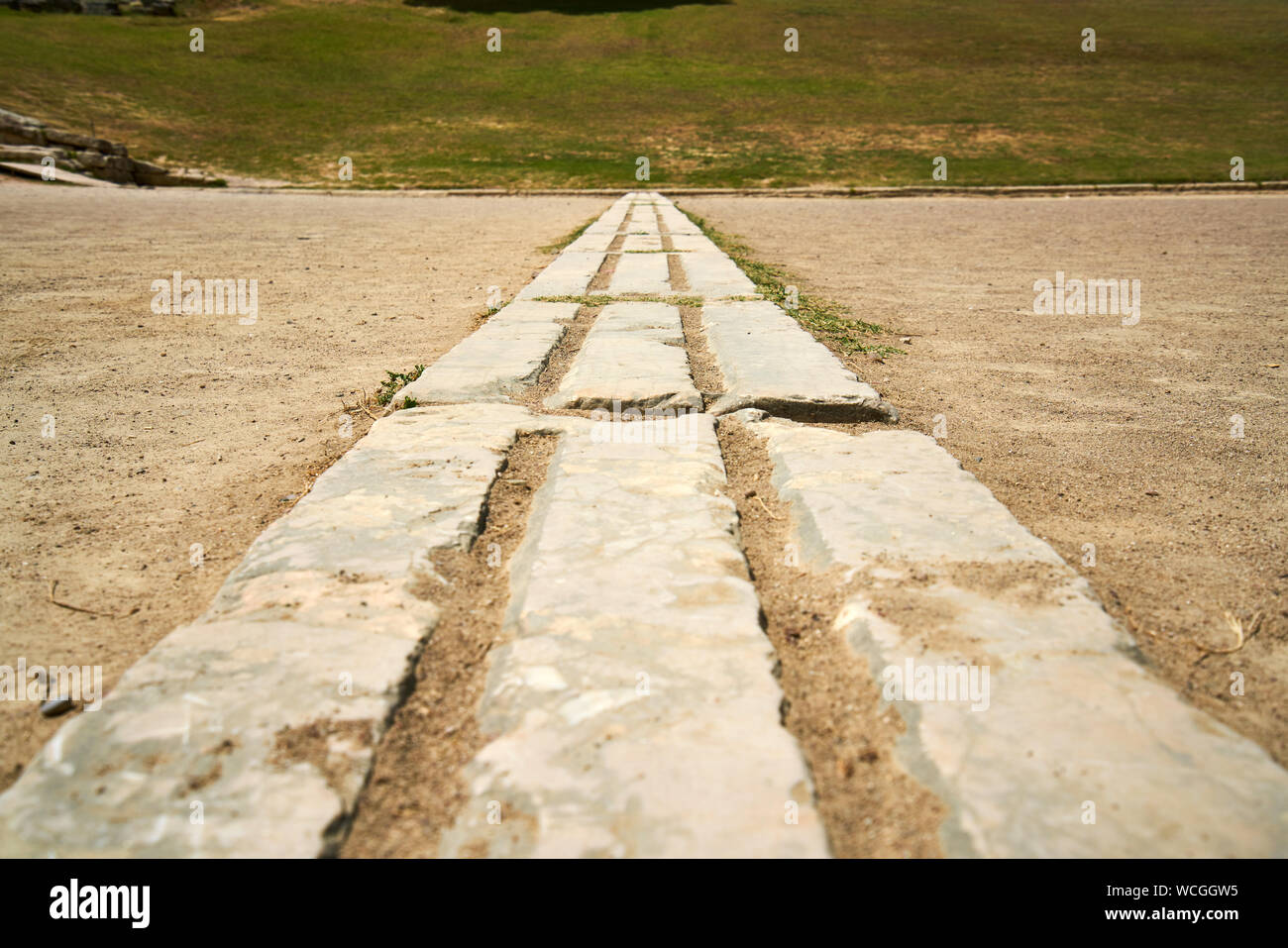 Stade antique d'Olympie, de l'accueil des Jeux Olympiques d'origine de la Grèce antique. Ligne de départ de pierre dans lequel les sportifs mis les pieds. Banque D'Images