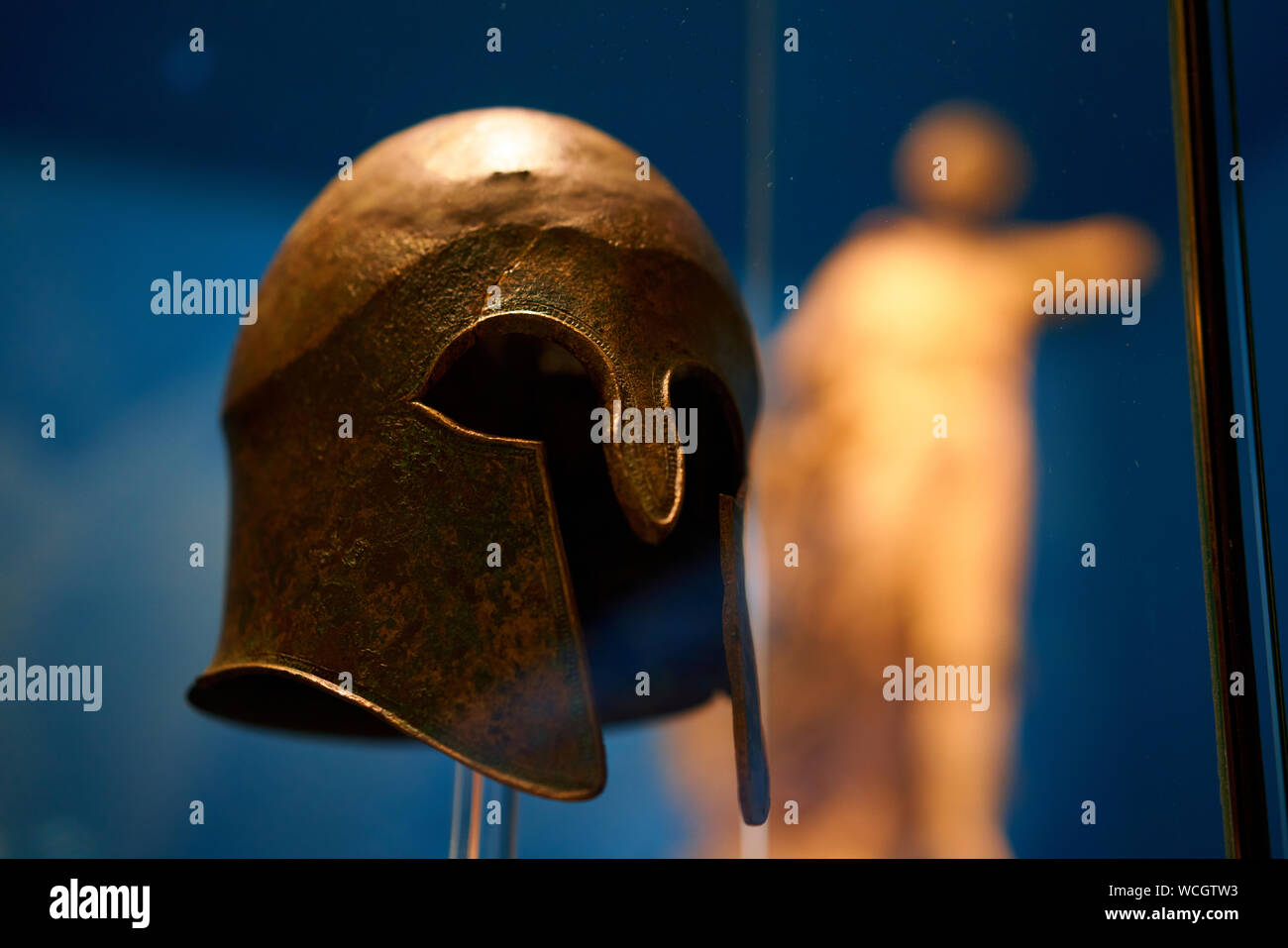 Le grec ancien casque hoplite sur l'affichage à l'Olympie en Grèce Banque D'Images
