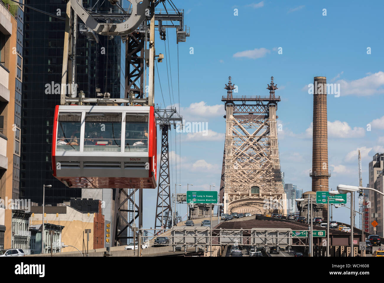 Roosevelt Island Tramway, voir d'un téléphérique une voiture passe sur le 60e rue à Manhattan voyageant à Roosevelt Island, New York City, USA Banque D'Images