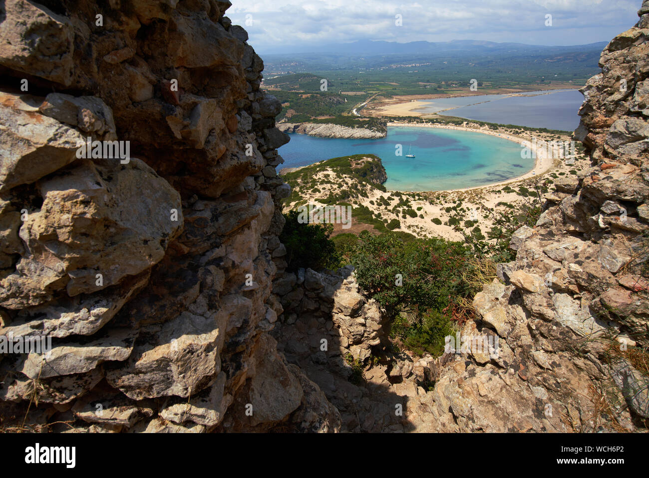 Vue de l'ancien château Navarin remparts vers l'ox-bellybeach près de Pylos, Grèce Banque D'Images