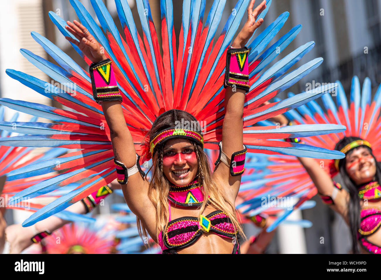 Femme en costume coloré à la jamaïcaine élaborée Notting Hill Carnival Parade finale sur un jour férié lundi. L'école de samba Paraiso Banque D'Images
