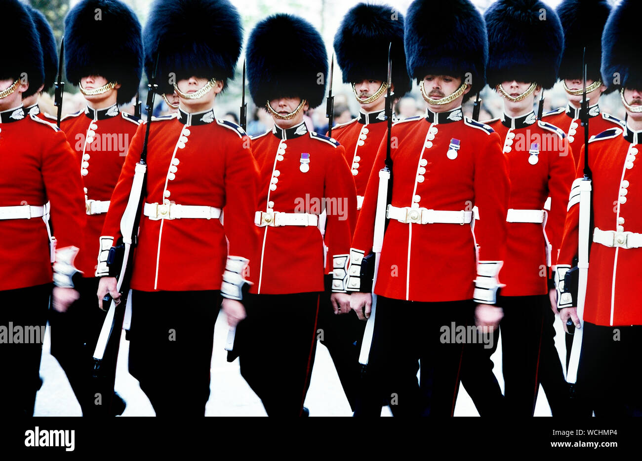 Garde-raclettes en marching. Relève de la garde à Buckingham Palace, Londres, Angleterre, Royaume-Uni. Vers les années 1980 Banque D'Images