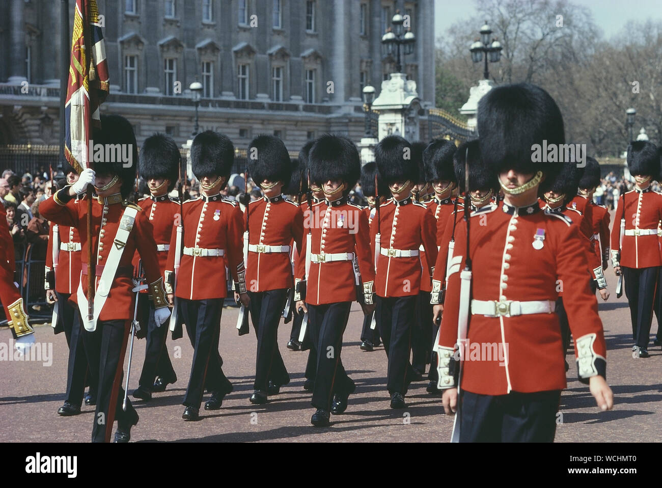 Les protections de flux de refroidissement. Relève de la garde à Buckingham Palace, Londres, Angleterre, Royaume-Uni. Vers les années 1980 Banque D'Images