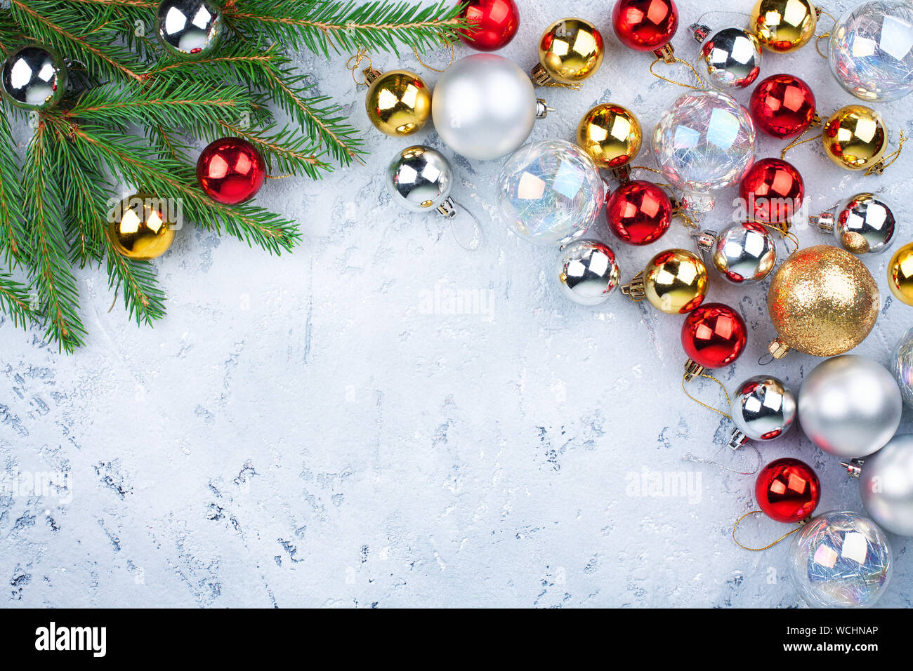 Image fête Noël, Nouvel An bordure décorative, brillant d'or, d'argent,  boules rouges sur les branches de sapin vert décorations sur fond givré  bleu clair Photo Stock - Alamy