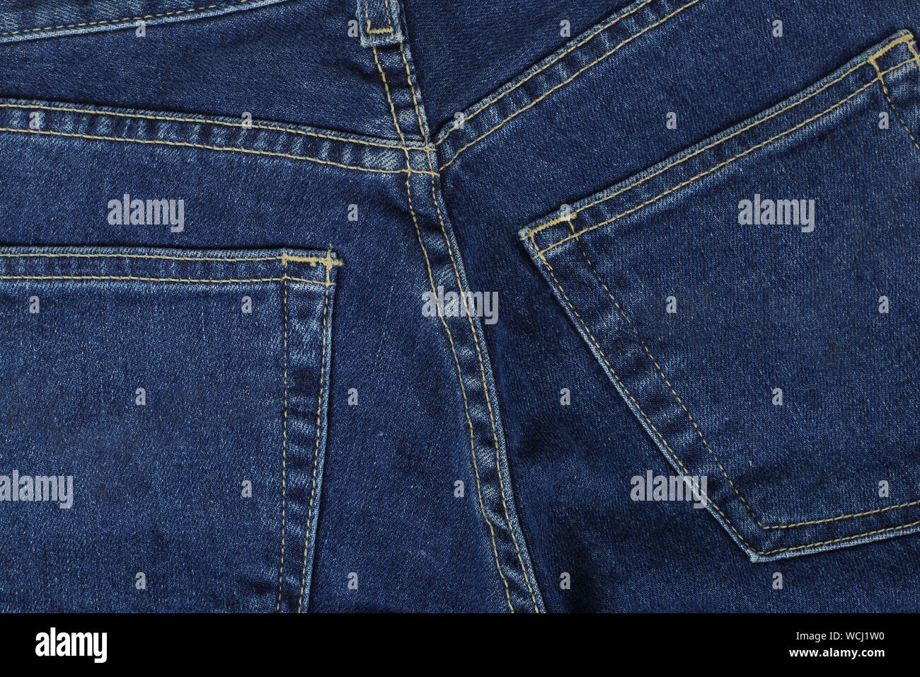 Vêtements, chaussures et accessoires - Vue de dessus les blue-jeans poches arrière-plan gros plan Banque D'Images