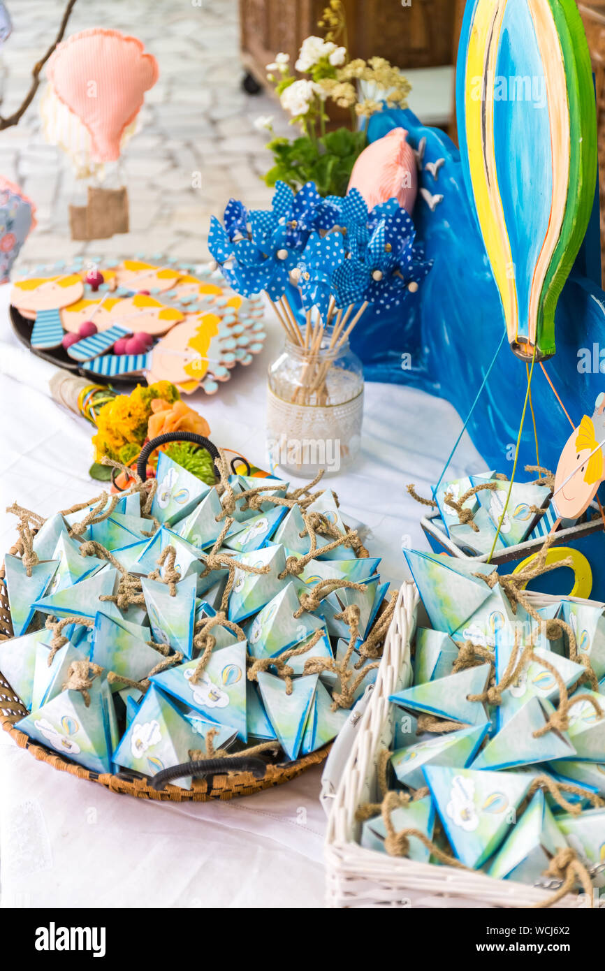 Dragees Bapteme Bebe Garcon Bleu Favorise Bapteme Orthodoxe Grec Decor Photo Stock Alamy
