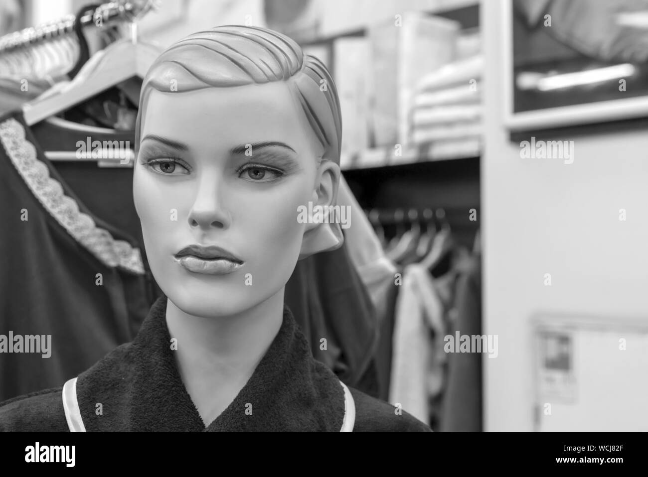 Vintage female mannequin dans un magasin de vêtements. Banque D'Images