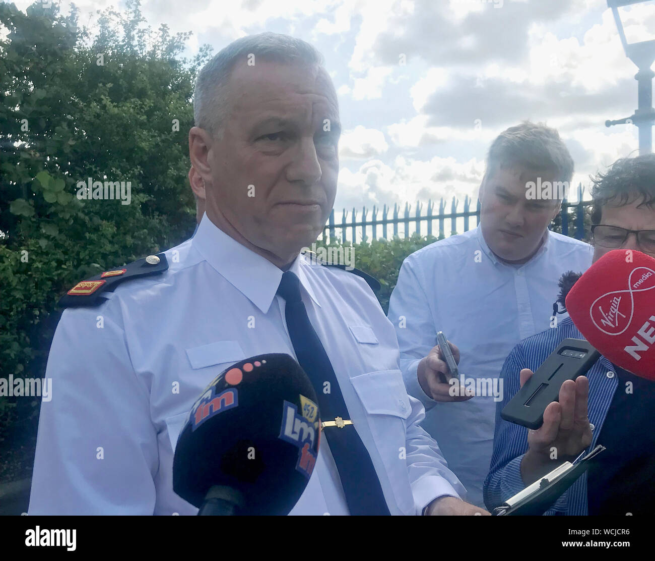 Le surintendant Andrew Watters s'adresse aux médias à l'extérieur de la gare de Clogherhead garda à Co Louth, alors qu'il a appelé à des informations supplémentaires sur l'assassinat de Keith Branigan, 29 ans, abattu à Co Louth mardi. Banque D'Images