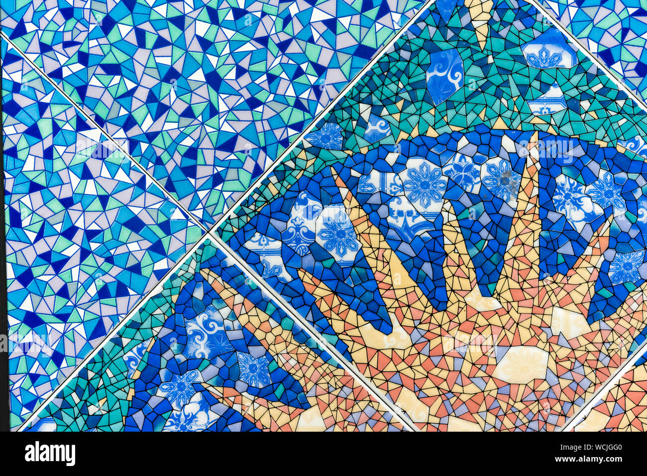 Carreaux de mosaïque en céramique bleu avec l'image du soleil. Background et texture des carreaux de céramique. Banque D'Images