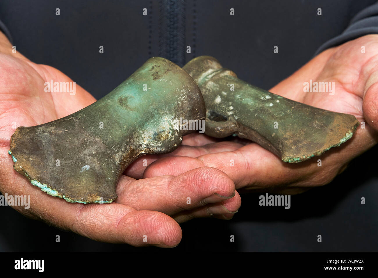 Chasseur de trésors, Adrian McStraw maintenant une paire de manche de l'âge du Bronze trouvés dans Aghadrumglasny il axes, près de Aghagallon, datée du 950-700 BC. Banque D'Images