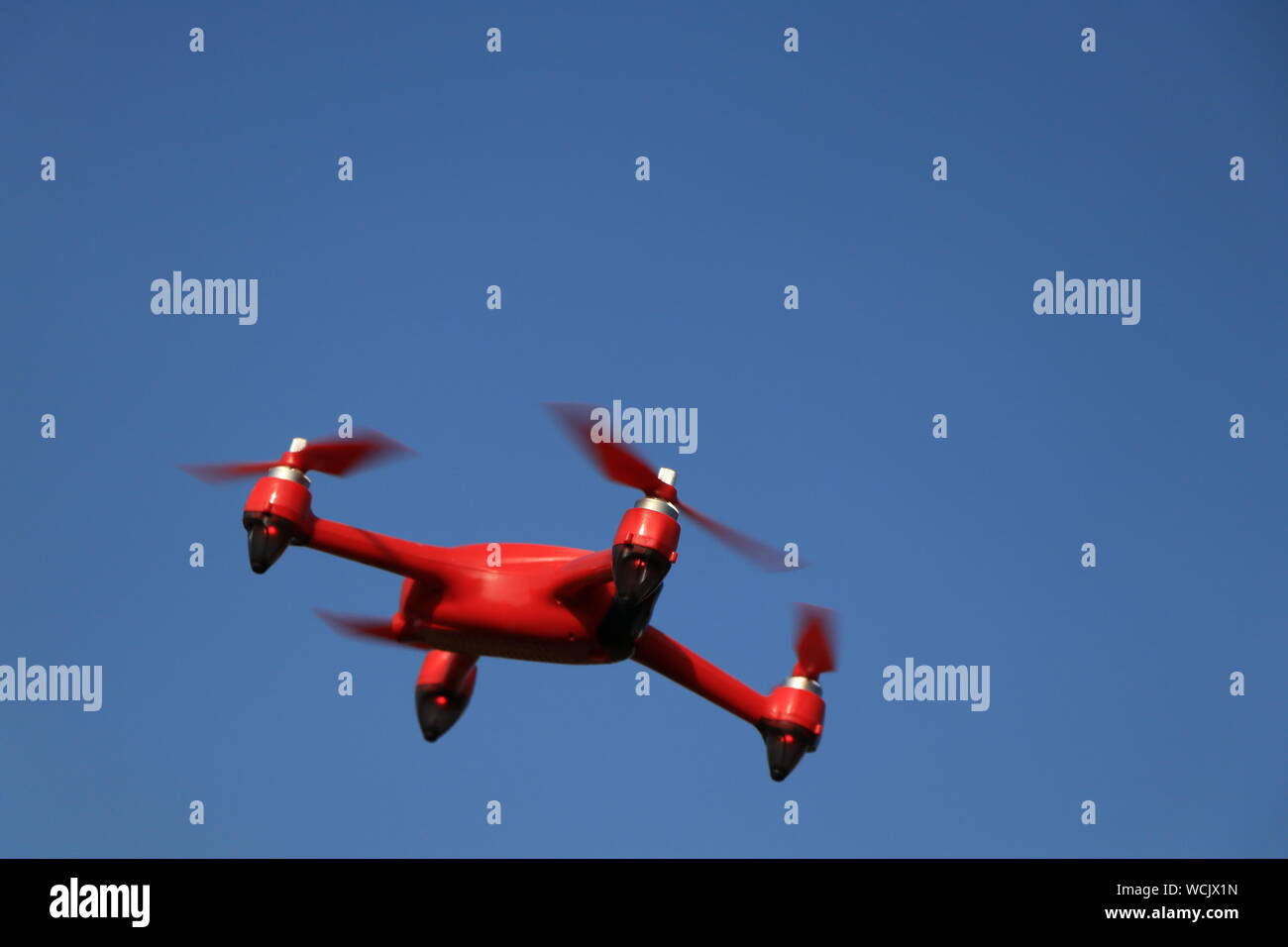 Drone rouge sur un fond de ciel bleu Banque D'Images