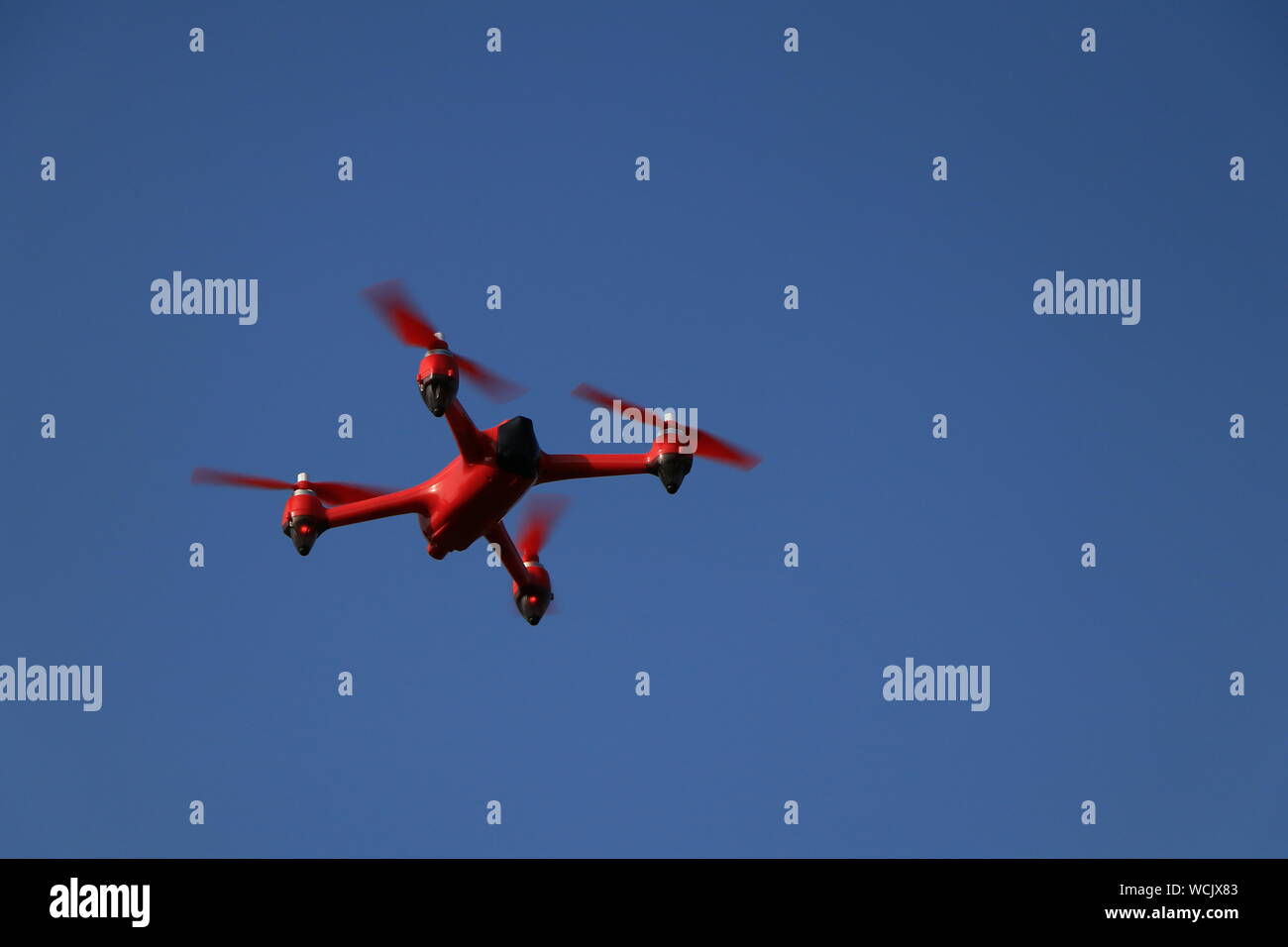 Drone rouge sur un fond de ciel bleu Banque D'Images