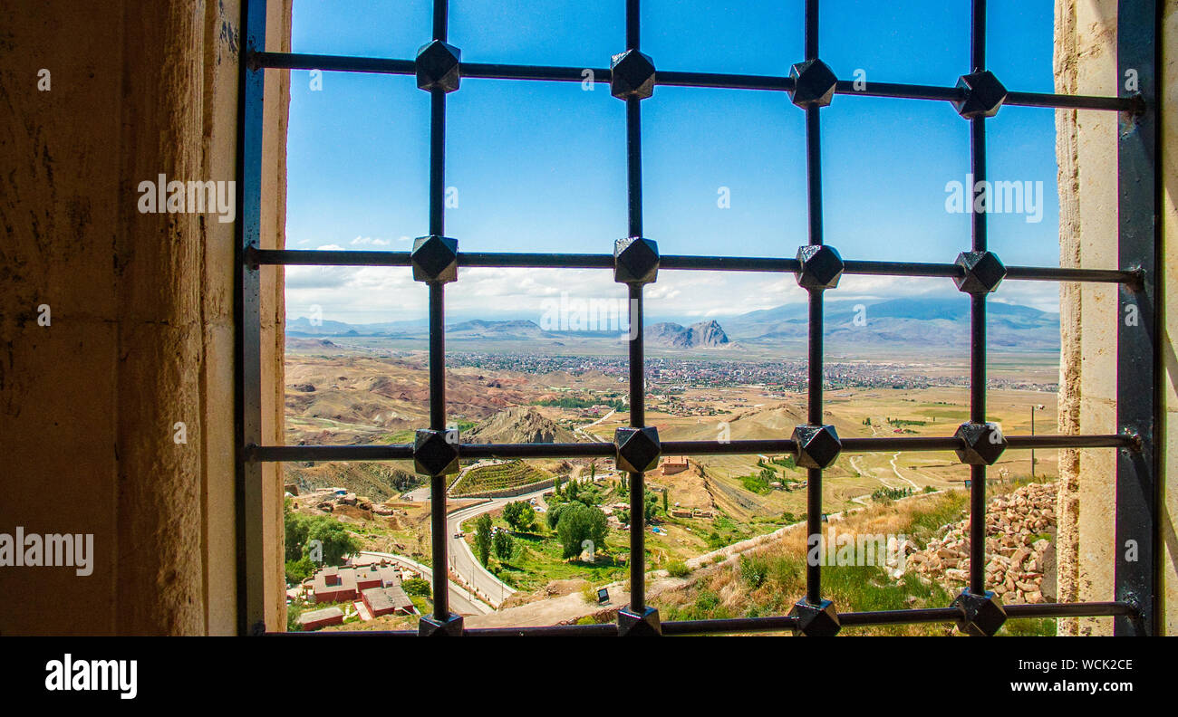 Vue à travers les grilles d'une fenêtre de chemins de terre sur le plateau autour du Mont Ararat, chemins de terre et des paysages. Ishak Pasha palace. La Turquie Banque D'Images