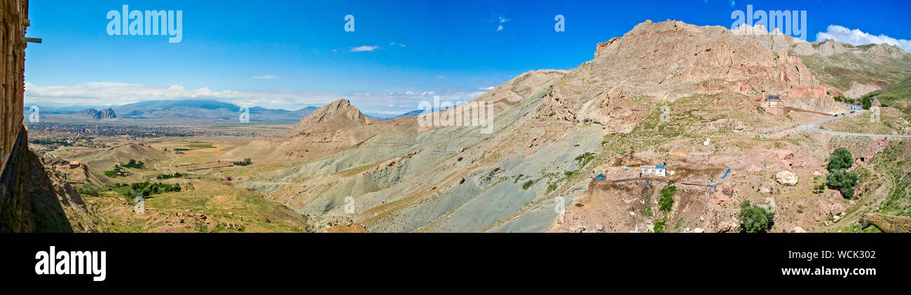 Vue sur les chemins de terre sur le plateau autour du Mont Ararat, chemins de terre et de paysages à couper le souffle. Ishak Pasha palace. La Turquie de l'Est Banque D'Images